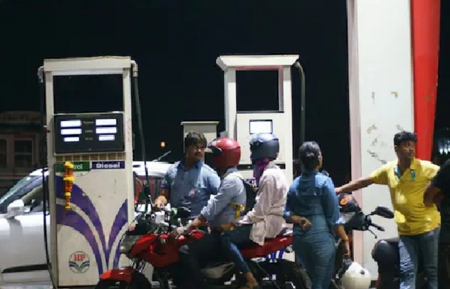 महाराष्ट्र में पेट्रोल 5 रुपये और डीजल 3 रुपये प्रति लीटर हुआ सस्ता