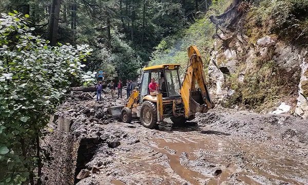 हिमाचल प्रदेश : किन्नौर में बादल फटा, बाढ़ ने मचाई तबाही, घरों को छोड़ सुरक्षित स्थानों की ओर भागे लोग