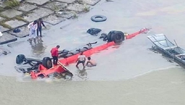 मप्र : नर्मदा नदी में गिरी बस, अब तक 11 यात्रियों के निकाले गए शव, मुख्यमंत्री ने दुख जताया