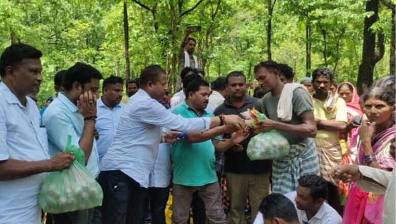 बीजापुर : पूर्व मंत्री ने बाढ़ से सबसे ज्यादा प्रभावित ग्रामों में पंहुचकर राहत सामग्री का किया वितरण