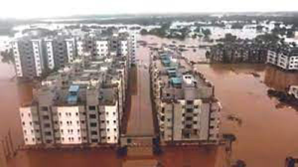 नवसारी में भारी बारिश के बाद अंबिका, पूर्णा व कावेरी नदी उफान पर, शहरी इलाकों में घुसा पानी