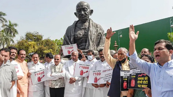 संसद भवन परिसर में अब धरने, भूख हड़ताल पर पाबंदी! कांग्रेस बोली- D(h)arna मना है