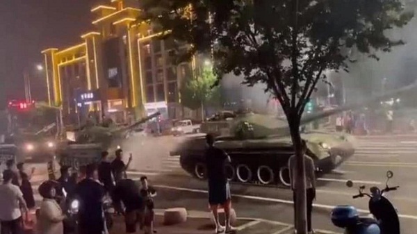 चीन में बैंकों से पैसे निकालने के लिए उमड़ी भीड़, लोगों को रोकने के लिए टैंक तैनात!