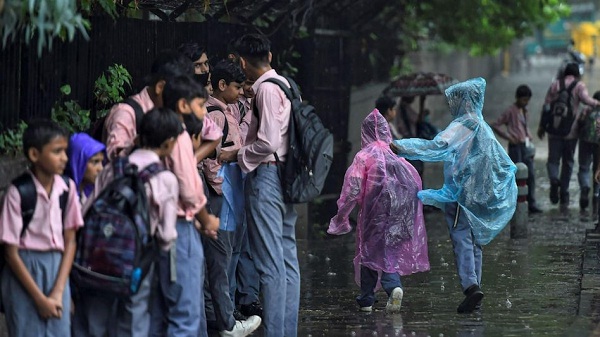 बारिश का कहर, गुरुग्राम में 6 बच्चों की मौत, दिल्ली में गिरी बिल्डिंग, यूपी के कई जिलों में स्कूल बंद