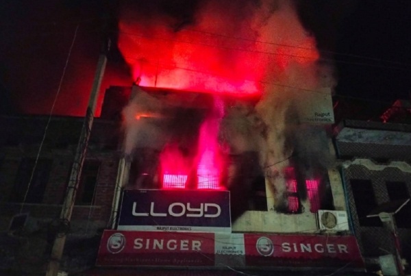 फिरोजाबाद: मकान में लगी आग में झुलसकर एक ही परिवार के 6 लोगों की मौत