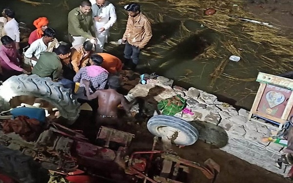 दतियाः श्रद्धालुओं से भरी ट्रैक्टर-ट्राली नदी से गिरी, तीन की मौत, 21 घायल