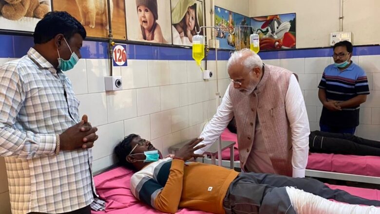 मोरबी दुर्घटना: अस्पताल में घायलों से मिले प्रधानमंत्री मोदी, घटनास्थल पर टूटे पुल का किया निरीक्षण