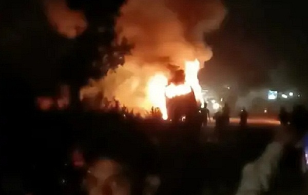 सिवनीः बस की टक्कर से बाइक सवार की मौत, आक्रोशित ग्रामीणों में बस में लगाई आग