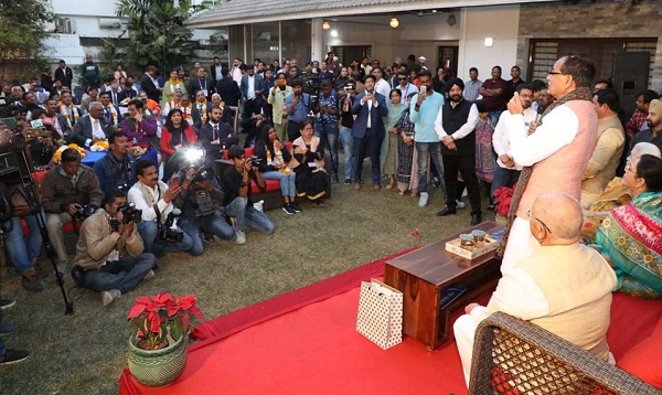 अतिथि देवो भवः मुख्यमंत्री ने नागरिकों के घर में रुके एनआरआई से भेंट कर किया सम्मानित