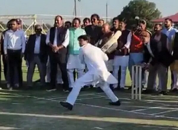 क्रिकेट के मैदान पर केन्द्रीय मंत्री सिंधिया के शॉट पर भाजपा कार्यकर्ता का सिर फूटा