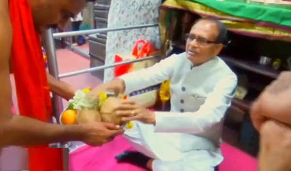 मप्रः मुख्यमंत्री चौहान ने कनार्टक के श्री कनक दुर्गम्मा मंदिर में की पूजा-अर्चना