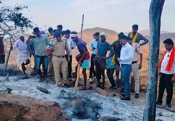 मप्रः चूल्हे की चिंगारी से लगी झोपड़ी में आग, माता-पिता के सामने जिंदा जले तीन बच्चे