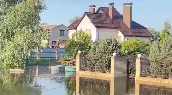 यूक्रेन ने बांध टूटने के बाद बाढ़ के हालात, 2700 लोगों को सुरक्षित स्थान पर पहुंचाया गया