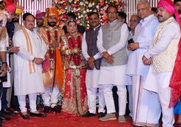 केन्द्रीय मंत्री तोमर की सुपुत्री की शादी में शामिल हुए मुख्यमंत्री शिवराज