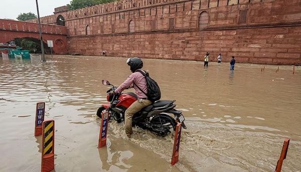 क्यों तड़प उठी दिल्ली में यमुना नदी