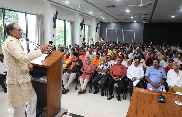 कर्मचारियों को वित्तीय कठिनाइयां नहीं होने दी जाएंगी: मुख्यमंत्री चौहान