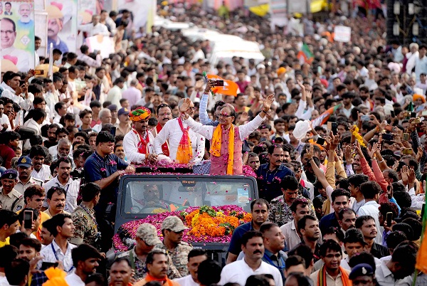 ब्यावरा में विकास पर्व के रोड-शो में उमड़ा जनसैलाब, CM का हुआ भव्य स्वागत