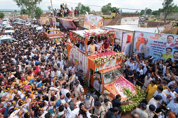 मप्रः बड़गांव में मुख्यमंत्री चौहान के रोड-शो में उमड़ा विशाल जनसमूह