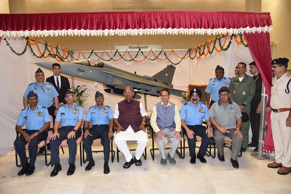 भारतीय वायुसेना ने मप्र सरकार को भेंट किया लड़ाकू विमान तेजस का मॉडल