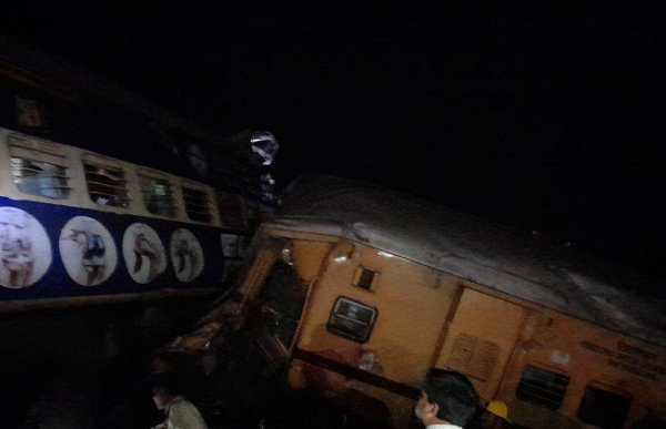 आंध्र प्रदेश में भीषण ट्रेन हादसा, 6 की मौत, 40 घायल, प्रधानमंत्री ने की रेल मंत्री से की