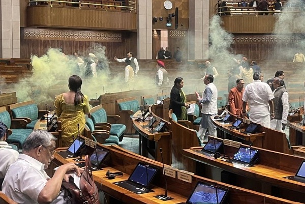 संसद में फैलाए गए पीले धुएं का काला सच क्या है