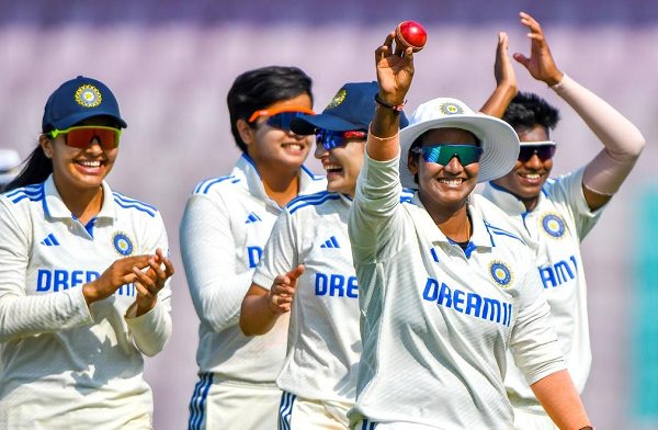 इंग्लैंड के खिलाफ एकमात्र टेस्ट मैच में भारतीय महिला टीम की बढ़त 478 रनों की हुई