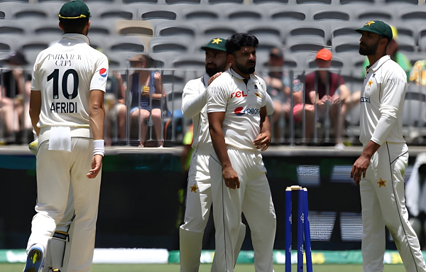 पर्थ टेस्ट : ऑस्ट्रेलिया की पहली पारी 487 रन पर सिमटी, पाकिस्तान की मजबूत शुरुआत