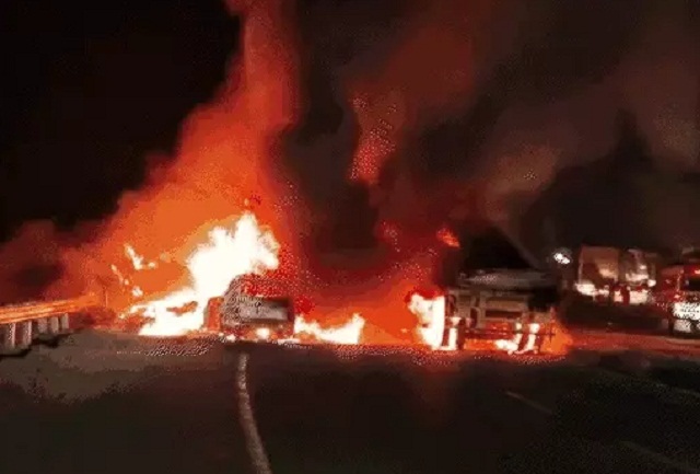 मप्रः ट्राले की टक्कर से छह वाहनों में लगी भीषण आग, तीन लोगों के जिंदा जलने की आशंका