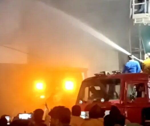 भोपालः 10 नंबर मार्केट में लगी भीषण आग, जेसीबी से शोरूम के कांच तोड़कर पाया काबू