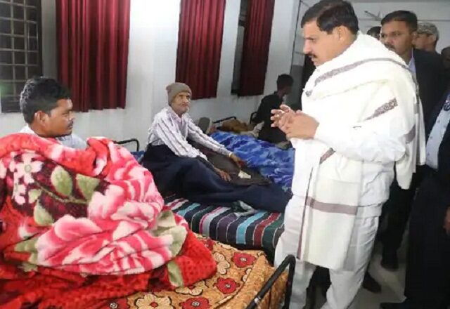 मप्रः देर रात कैंसर अस्पताल पहुंचे मुख्यमंत्री, विश्रामालय में रोगियों व उनके परिजन से मिले, बांटे कंबल