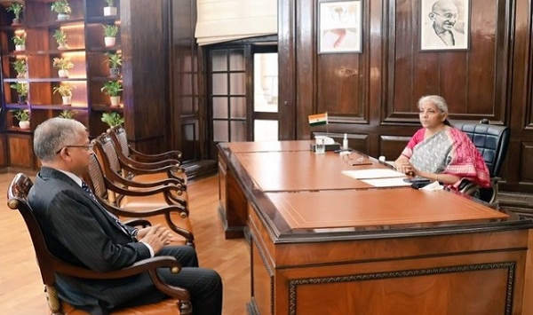 वित्त मंत्री ने पीएफआरडीए के अध्यक्ष दीपक मोहंती से मुलाकात की