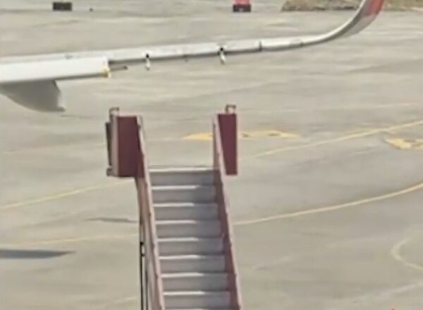 सूरत हवाईअड्डे पर रनवे के पास खड़े ट्रक से टकराया विमान, बाल-बाल बचे 160 यात्री