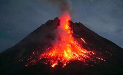 इंडोनेशिया के रुआंग में ज्वालामुखी में कई बड़े विस्फोट, अलर्ट जारी