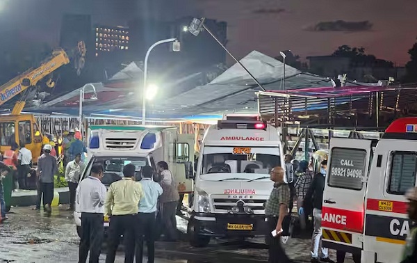 महाराष्ट्रः घाटकोपर में होर्डिंग गिरने से आठ लोगों की मौत, जांच के आदेश