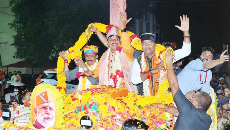 मप्रः मुख्यमंत्री ने भोपाल में किया रोड शो, जनता का अभिवादन कर मांगा आशीर्वाद