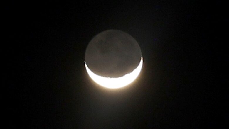 आसमान में दिखा अद्भुत नजारा, पृथ्वी की रोशनी से चमका चंद्रमा
